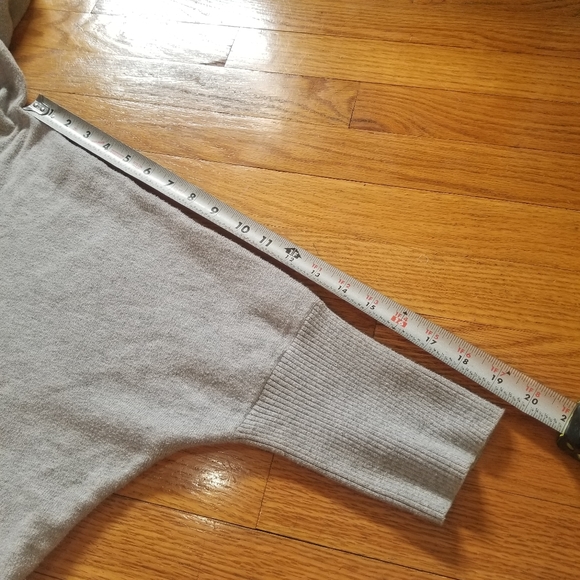 Tahari Womens Deep Vneck Half Sleeve Hooded Sweater Med Relaxed Kangaroo Pocket - Picture 6 of 10